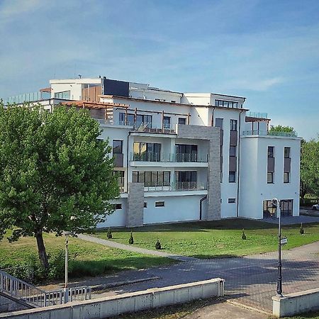 Moment Apartments Сольнок Экстерьер фото