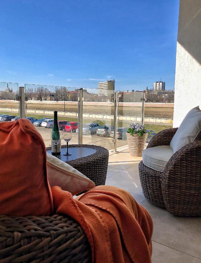 Moment Apartments Сольнок Экстерьер фото