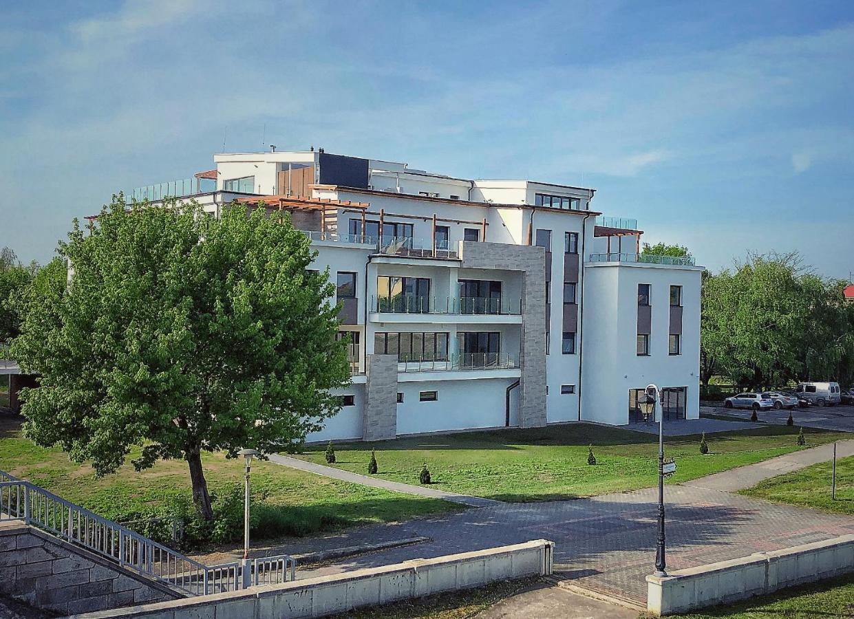 Moment Apartments Сольнок Экстерьер фото
