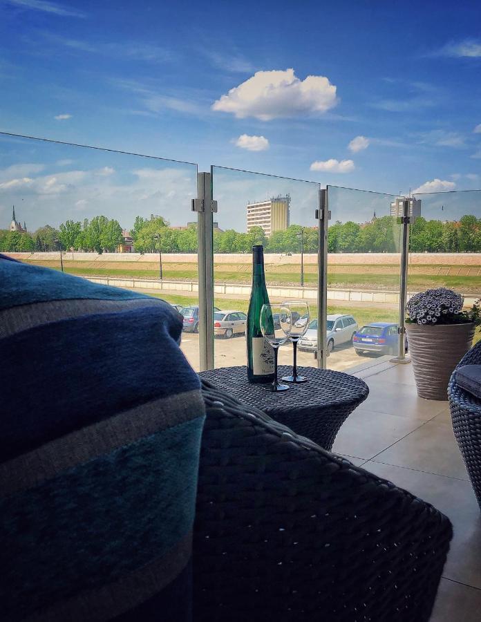 Moment Apartments Сольнок Экстерьер фото
