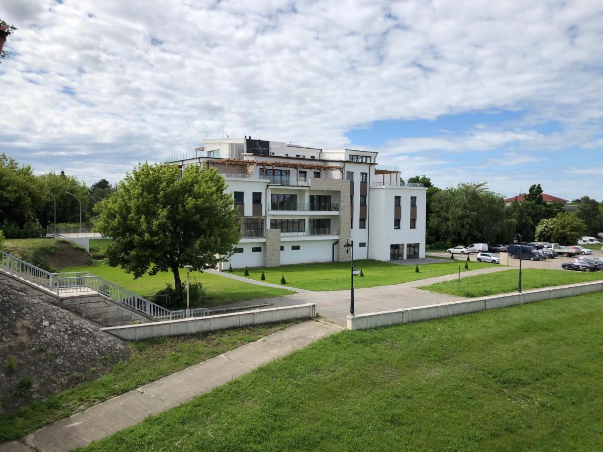 Moment Apartments Сольнок Экстерьер фото